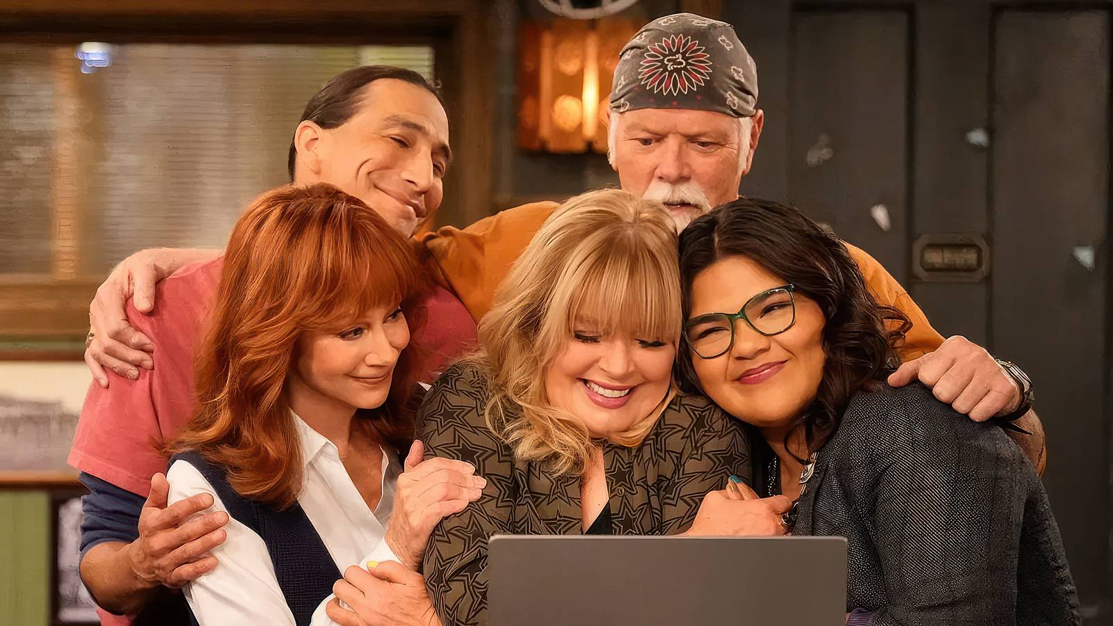 Cheri Oteri's Intense Inspection Sends Reba McEntire's Bar Crew Into a Panic in 'Happy's Place' Sneak Peek