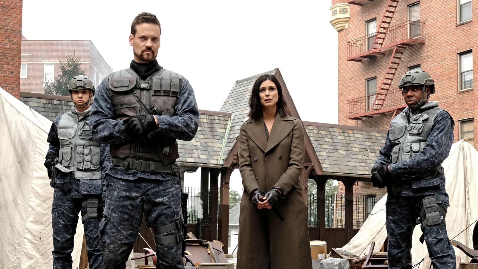 Gotham's Ben McKenzie Joins Wife Morena Baccarin in Sheriff Country Season 2