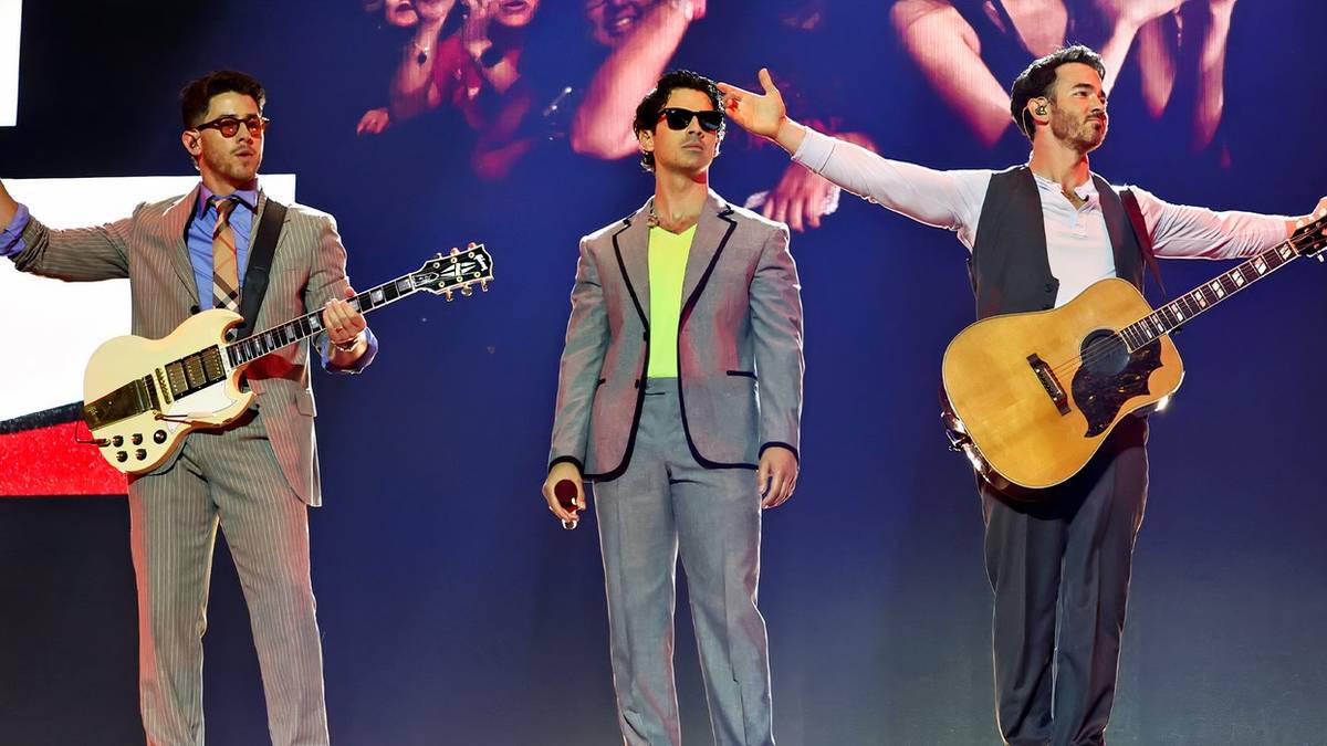 Jonas Brothers Revisit Their Roots With 'Listen When Sad' at MSG Night 2