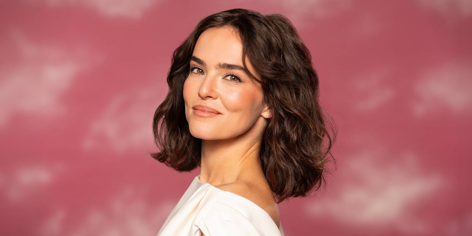 Zoey Deutch on Voicemails for Isabelle, Rom-Com Stardom, and That Glen Powell Chemistry